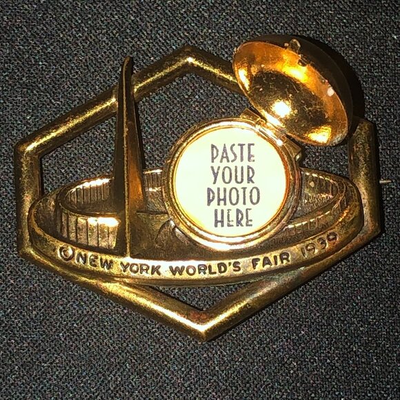 Vintage 1939 New York World's Fair Trylon & Perisphere Locket Pin Brooch - Picture 9 of 9